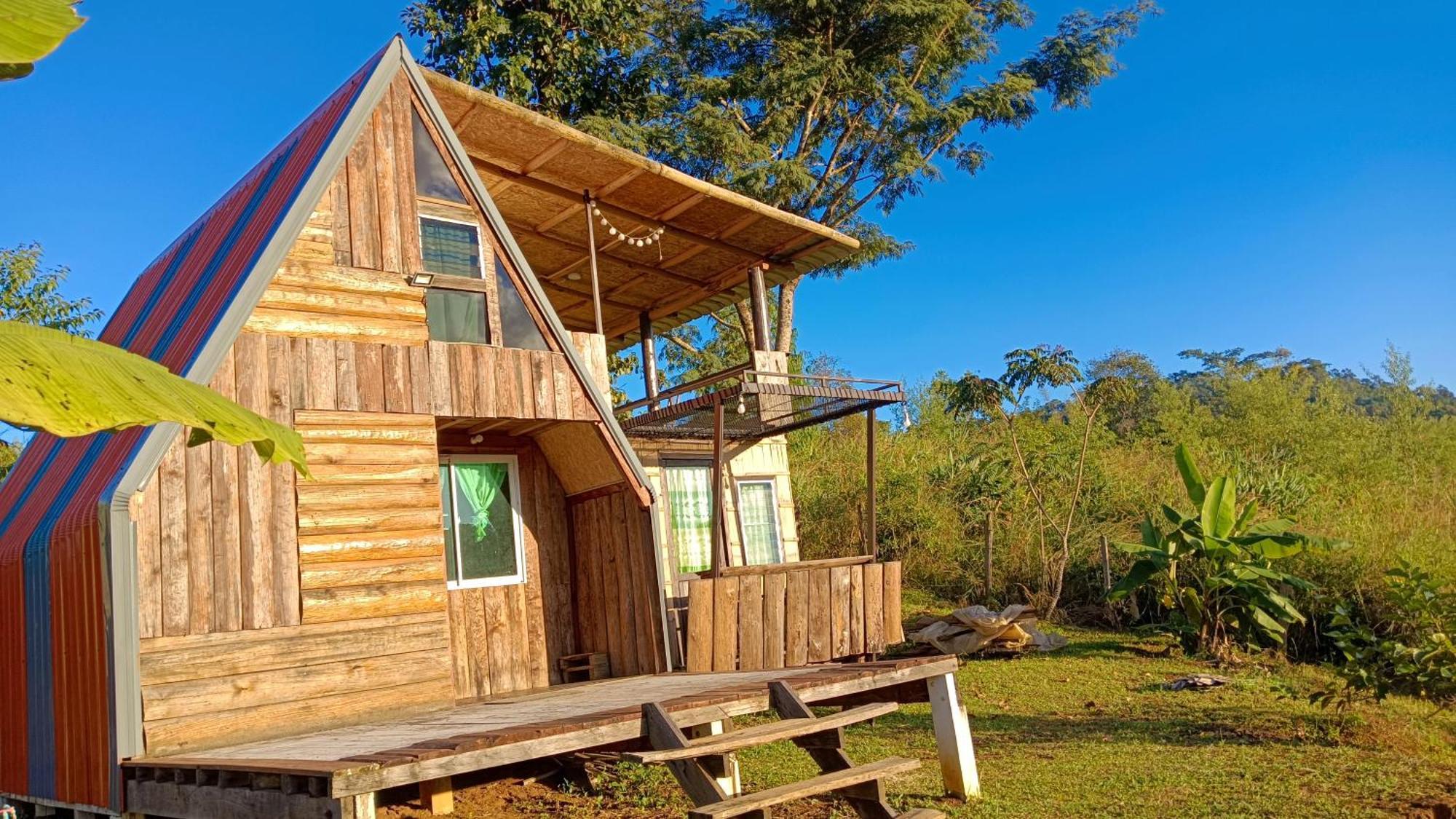 ไร่นิธิสุนทร Nithisoonthon Farmstay Mae Hong Son Exterior foto